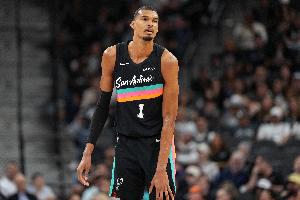 记者：如果马刺次轮输给掘金 这场轮休文班就是最愚蠢的做法之一