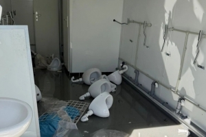 图片报：不满红牛集团，门兴球迷把RB莱比锡主场的厕所给砸了