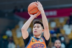 媒体人：球员和场边朋友互动很正常 工作人员又推又搡真的不应该