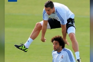 满满回忆！马塞洛社媒晒与C罗昔日合照，被C罗从头顶跳过