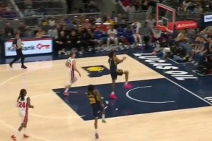 这球是真滴酷！奥比·托平反击胯下单臂暴扣！但先超时了！