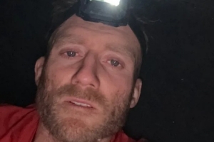 恐怖片开场？许尔勒晒洞穴探险照：凝视深渊找到了怪物，它美极了