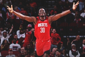 稀客啊！火箭官方晒赢球海报：卡佩拉高举手臂登上封面