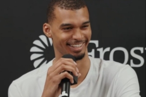 被夸得哈哈笑！文班秀心算能力 记者：你数学确实很棒