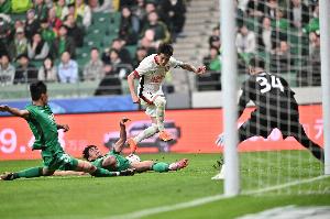 足球报：韦世豪绝境亮剑，蓉城展现出冠军级的韧性与斗志