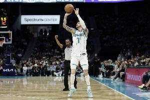 抢克尼佩尔三分王？鲍尔半场出手全部在外线9中4砍12分5篮板5助攻