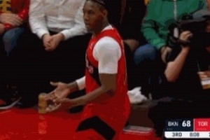 喷脏话了！巴雷特进攻犯规不满判罚抱怨吃T