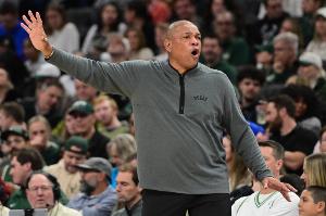 巴克利评老里下课：雄鹿更衣室里有几个软蛋 泄密的人就是混蛋！