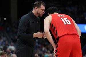 斯普利特:杨瀚森训练效果很好 但球队志在取胜给他的容错空间小