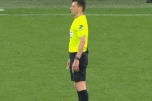 法甲联赛首次！主裁判向现场球迷解释观看视频回放后改判的原因