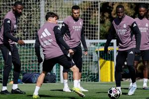 眉骨缝三针！姆巴佩今日回归皇马训练，额头贴上了创可贴