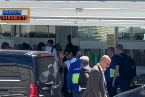 六台:拉菲尼亚启程前往马德里,为队友们加油助威