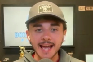 普渡媒体：郇斯楠大一上场时间不多 但我看好他成为球星