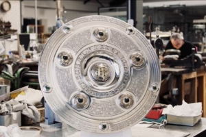 官方:新赛季德甲冠军奖盘增加了更大的圆环,以便刻下更多冠军名