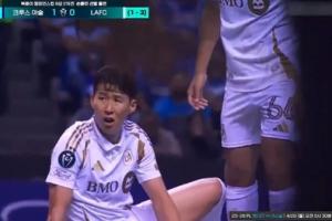 孙兴慜被拉倒裁判无表示！韩国解说：这已经摆脱对手了，得给牌！