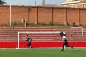 故意整活!西协乙一球队主席追着要穆斯林球员试吃火腿引发争议