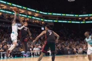 很值!小米切尔防守鲍尔被吹犯规 热火挑战成功取消犯规拿回球权