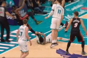 这不看回放？三球用手扒阿德巴约脚后跟致其倒地受伤 已回更衣室