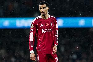 ESPN：埃基蒂克似乎扭伤了右脚踝 门德斯则伤情不明但无需搀扶