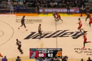 亏！狄龙抢断&杰伦·格林反击不中 狄龙破坏快攻犯规送对手1罚1掷