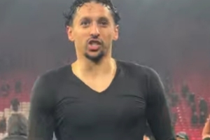 留作纪念！马尔基尼奥斯赛后将球裤扔给看台上的球迷