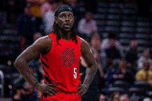 季后赛首轮对马刺 朱·霍勒迪:我们得回去看比赛录像了