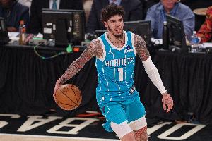 花里胡哨！拉梅洛·鲍尔半场14中6&三分7中2 拿到17分1板3助1断