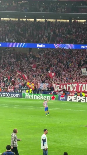 能否圆欧冠梦!格子独自一人与马竞球迷激情庆祝进4强