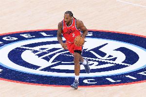 追梦:伦纳德太强了没有人能单防他 防守他需要整个团队的努力!