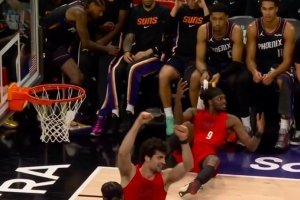 太刺激了!格兰特外线开火 三分命中帮助开拓者反超太阳1分