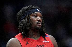 正负值-14最低!罗威6投仅1中拿2分7板 有3犯规