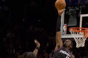 恐怖如斯!格兰特正面勾手 马威暴起遮天大帽直接扇出边线