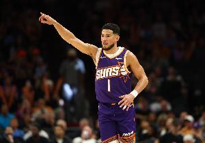 奋力输出!布克半场10投6中砍下16分1板3助&正负值+7