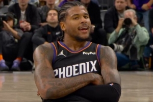 今天热得发烫!杰伦·格林高难度3+1 被犯规坐在地上抱胸庆祝