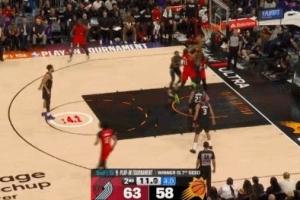 飞天遁地!卡马拉冲击内线 对抗防守滞空拉杆高难度命中