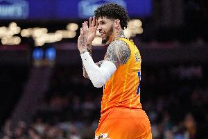 双刃剑！拉梅洛·鲍尔本季出战72场 场均20.1分&三分命中率36.8%