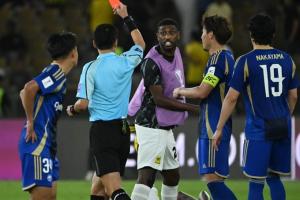 亚冠焦点人物！马宁吹掉吉达联扳平进球，赛后被球员冲撞出示直红