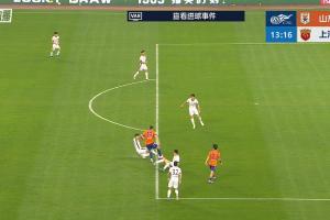 谢文能进球无效！傅欢铲球是“有意触球”吗？是否控制皮球是关键