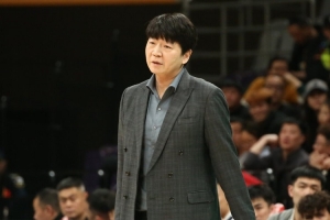 情绪激动！邱彪：教练组的安排出不出机会 谁能把球投进 谁能防