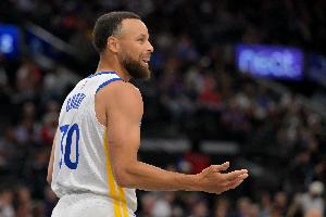 失误太多了！库里被逼到角落长传弱侧 直接失误出界