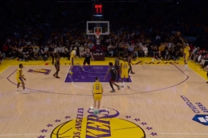 这种球你得进！詹姆斯空切连续虚晃妙传 范德彪空位三分空心命中