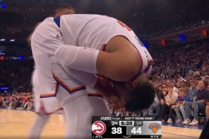 吃了哑巴亏！唐斯抢篮板被库明加肘到面部 裁判吹唐斯先犯规