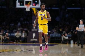 和老爹同台季后赛！布朗尼出战3分50秒 无得分&有1失误2犯规