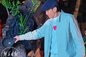 跨越时空！项羽扮演者何润东赛后前往项王故居，为千年古槐浇水