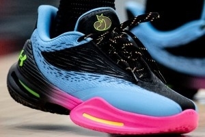 福克斯上脚最新签名鞋Fox 3！库里品牌Logo已被换成UA品牌Logo