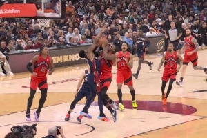 血亏！米切尔被巴雷特击中面部倒地吹防守犯规 骑士挑战失败了