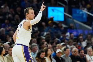 顶了一整节！肯纳德上半场10中6得到11分 第二节2中0没有得分