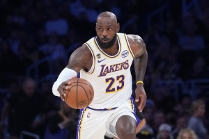 苏群：詹姆斯经验丰富 完胜申京 肯纳德三分5中5得27分成为奇兵