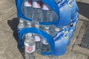 大战在即！曼城球迷在球场外售卖贴有阿森纳队徽的矿泉水，2镑1瓶