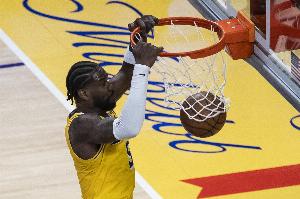 没掉链子！艾顿10中8高效拿下19分11板2助1帽 对位不虚申京